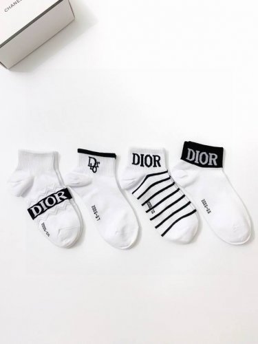 配包装 一盒4 双 Dior 迪奥 经典字母 Logo 纯棉短袜 Ins爆款！专柜在售ing 好看到爆炸 ！超高品质！亲肤透气，经典不过时！潮人必不能少的专柜代