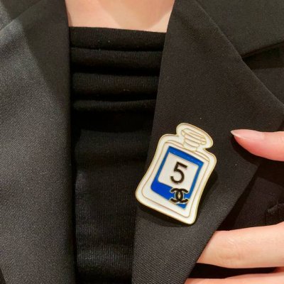 Chanel小香奈儿 专柜最新款同步上新香奈儿最新款胸针 胸针，是最懂女人的饰物。那些倾注了全部心血去做自己的女人，往往更珍惜胸针的意义。香奈儿女士把胸针别在帽
