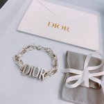 dior新款高品质迪奥手链原单货专柜新款开模复古潮流时尚必备 男女均可佩戴 情侣款同款 摇滚朋克泰银风格 复古元素 潮流百搭 官网同款项链最新款链条档次更高明星