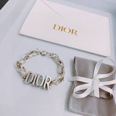 dior新款高品质迪奥手链原单货专柜新款开模复古潮流时尚必备 男女均可佩戴 情侣款同款 摇滚朋克泰银风格 复古元素 潮流百搭 官网同款项链最新款链条档次更高明星
