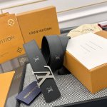 p170 本款 Lv Initiales Blason 40 毫米双面腰带诠释创意总监 Pharrell Williams 对品牌传统与摩登风尚的热忱。柔软皮革
