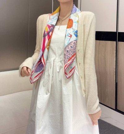 Up And Away 90 方巾 18Mm顶级真丝双面同色丝巾 本款桑蚕丝方巾全新加入 Up And Away 系列，致意路易威登的旅行传承。丝印工艺刻画丰富