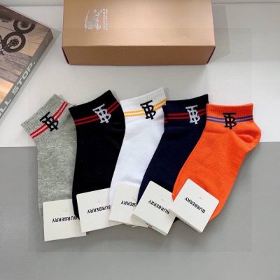 配包装 P50 一盒5双 Burberry 巴宝莉 超火爆小单品，男女通用纯棉面料，潮人必备 爆款格子中筒袜子，经典格子搭配潮流配色，个性时尚百搭款，你值得拥有