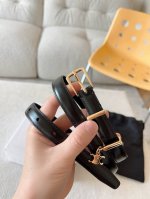 赛琳 Celine Elegant Charm Taurillon皮革腰带 设计独特 抛光金属精品针扣 简约而不简单 彰显品味 无论是休闲装还是正装 都能轻松驾