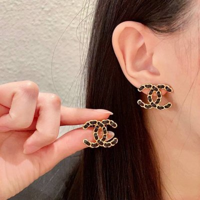 Chanel香奈儿 中古 耳钉小香家的款式真心无需多介绍每一款都超好看，精致大方，非常显气质。