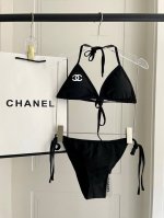 Chanel新款分体游泳衣 适合多种场景的游泳衣 海边 游泳池 温泉 水上乐园 漂流都可以内搭也完全可以 连体设计遮肉显高挑 腹部有点肉肉也不影响咱美美的 背面