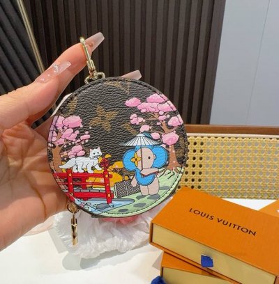 Louis Vuitton老花包包挂饰 卡通彩绘印花小零钱包 Lv包饰挂件钥匙扣 独家原单货 标志性老花超级百搭 可放钥匙或小零钱 确实精致 手感真的很赞
