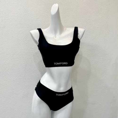 tomford新款比基尼适合多种场景的游泳衣♀海边 游泳池 温泉 水上乐园 漂流都可以内搭也完全可以 连体设计遮肉显高挑 腹部有点肉肉也不影响咱美美的 背面设计