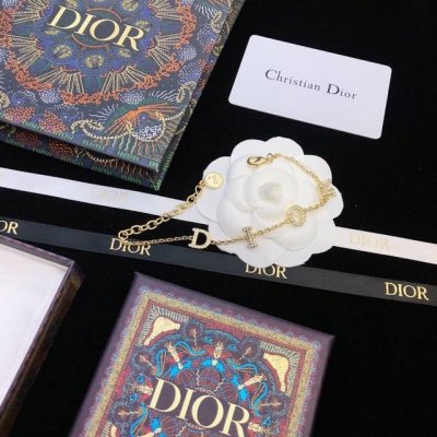 dior迪奥 经典热销款超火爆的一款项链重磅强烈推荐手链精美个性 金属质感超佳重工电镀同步专柜唯美时尚速速入手让你在这个夏天美起来送礼也不失高档送女朋友送闺蜜都