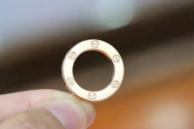 热销款 Cartier 卡地亚 玫瑰金 圆饼锁骨项链 Love系列诞生于上世纪七十年代的纽约，锁入矢志不渝的爱之誓约，见证了诸多缠绵悱恻的传奇爱情。 标志性的螺