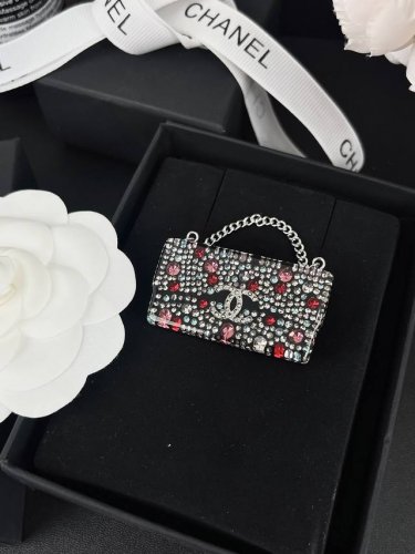 编号986 chanel 亚克力 彩钻包包 树脂胸针