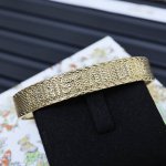 Dior迪奥新品拉丝p花字母手镯 少女心炸裂的初夏仪式感 这个夏天 谁还不是甜度爆表的Dior Girl 迪奥新的 耳饰真的好有少女心阳光下每一寸闪耀都是浪漫信