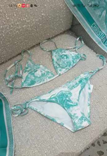 Dior新款比基尼适合多种场景的游泳衣♀海边 游泳池 温泉 水上乐园 漂流都可以内搭外穿也完全可以 面料：透气舒适。速干弹性的游泳衣更加帖肤易清洗 码数：S M