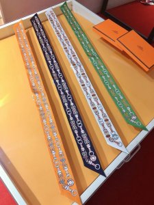 phms2276 爱马仕 Harnais En Rosace 丝带 以文艺复兴风格的几何图案 注入自己的独有风格 解放玫瑰花窗的轮廓 打破其对称性 大量的马衔