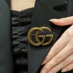 古驰Gucci专柜新款同步上新胸针 是最懂女人的饰物 那些倾注了全部心血去做自己的女人 往往更珍惜胸针的意义 古驰女士把胸针别在帽子上 并告诉那些模仿她的时髦女