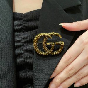 古驰Gucci专柜新款同步上新胸针 是最懂女人的饰物 那些倾注了全部心血去做自己的女人 往往更珍惜胸针的意义 古驰女士把胸针别在帽子上 并告诉那些模仿她的时髦女