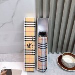 Burberry 巴宝莉 夏季新款 手动折叠晴雨伞 黑色涂层防晒有效阻隔紫外线99% Upf 50 所以能起到伞下体感降温的效果 有效隔热 高效防晒 一把搞定