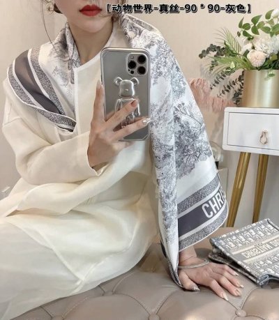 18姆米 双面同色 上新这款 Sauvage 茹伊印花方巾致敬 Dior 于 1947 年推出的标志性图案。采用象牙色和灰色桑蚕丝斜纹面料精心制作，饰以手工卷边