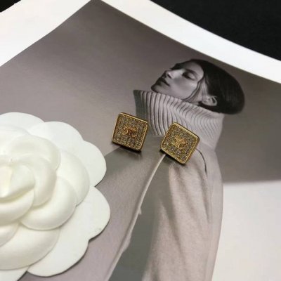 新品 Celine 赛琳 耳钉 新款 个性 Celestine个性经典之作 耳钉 女神必备神器 全部慢工出细活 大方 百搭，简约设计风格独特，非常美。