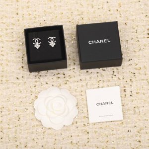 P130 206317 我们出品 量大咨询客Fu Ch Nel双C四叶草耳钉 精致小巧，看似简单，实际非常重工，我们一致致Zp，黄铜材质，每个字母的棱棱角角跟足