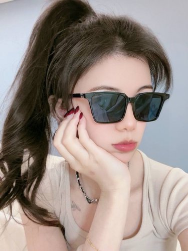 Miumiu 缪缪2025开春新款闪耀新款璀璨登台 太阳镜潮品 精致个性设计简约时尚 专柜品质值得拥有 绝对潮爆 提升个人品味的时尚单品 型号：M25803