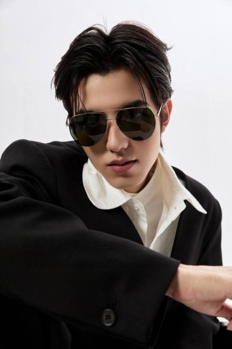 Gucci 男款炫彩飞行员偏光太阳镜 材质：高清尼龙加厚卡槽高清偏光镜片 无边框镜架颜型号：G61801