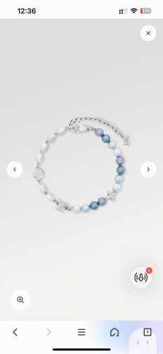 pearls Fusion 手链 pearls Fusion 手链以金属串珠和玻璃珠饰营造不对称设计，将 Monogram 花铭纹装饰和 Lv 元素穿插其间，缓