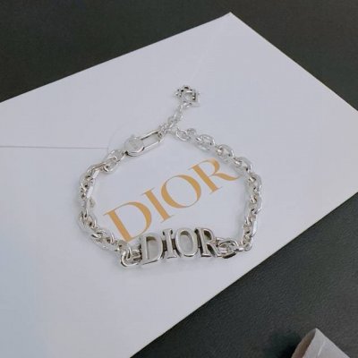 dior新款高品质迪奥手链原单货专柜新款开模复古潮流时尚必备 男女均可佩戴 情侣款同款 摇滚朋克泰银风格 复古元素 潮流百搭 官网同款项链最新款链条档次更高明星