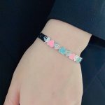 新品 蒂芙尼Tiffany&Co.镶钻爱心手镯超多明星网红同款。原单货 中性款高版本手镯专柜一致材质 火爆款出货 设计独特 复古前卫。手镯14K精工保色版 从上