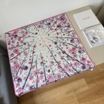 迪奥新抹放巾 Dior花卉方巾 美翻了[流泪]御用殿堂级极品经典元素图案设计风格美丽至极 真的 上身极为衬肤色 百搭 好看不好看自己看吧 尺寸90X90Cm 1
