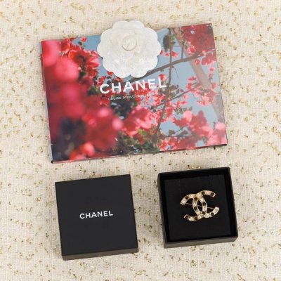 我们出品 Z批 5330，量大咨询客Fu Ch Nel椭圆钻胸针 很特别的一款Brooch，用的是施华洛椭圆钻，这种钻真的是太少见了，必须定制才有，成本也是巨巨