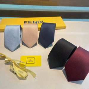 新 男士芬迪爆款领带 稀有展现精湛手工与时尚优雅的理想选择 这款采用F家最具标志性的Ff字母制成的丝质领带 以同色调手法演绎的更显雅致风范 让男士可以充分展示自