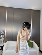 200 G家 Gg金线提花披肩140 方巾，璀璨至极，女神必备的，实物真的美得太闪耀了，品质极好款式经典，大方时髦，不过时，随便什么时候拿出来戴都好看。Gucc