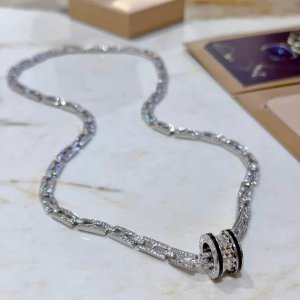宝格丽项链V金材质。Bvlgari宝格丽 Divas‘ Dream 系列 品相完美，细节无敌，那种独特的色泽完全无可挑剔，再缀以经典指环外形设计，简约之余却又优