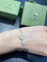 项链手链 耳钉70Gucci 又出新款 在上一季最旧的基础上 再次Gucci为喜欢亮银的宝宝设计了 新款首饰 种草的快来试戴吧