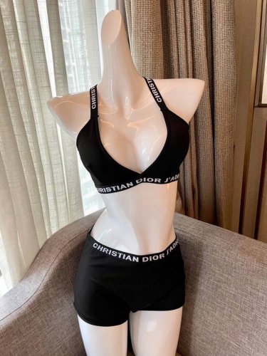 100 Dior迪奥分体式泳衣适合多种场景的游泳衣♀海边 游泳池 温泉 水上乐园 漂流都可以内搭外穿也完全可以 面料：透气舒适。速干弹性的游泳衣更加帖肤易清洗