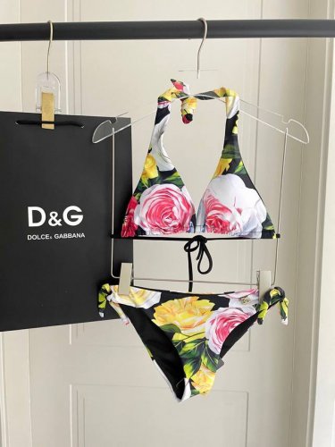 Dg专柜新款分体泳衣适合多种场景的游泳衣 海边 游泳池 温泉 水上乐园 漂流都可以内搭也完全可以 连体设计遮肉显高挑 腹部有点肉肉也不影响咱美美的 背面设计大露
