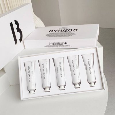 专柜品质 byredo护手霜套装 味道都很高级 太喜欢了 朋友送的这套护手霜真的太合我心意了 5支30Ml容量 很适合出行携带 霜体看起来比较厚重 但涂抹开吸收
