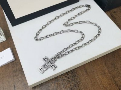 Gucci古驰 新款原版手工织纹链条 方形G十字架项链吊坠点缀精美的阿拉伯刻花图案[嘴唇]经典方形G字母组成十字架造型 再次引领风潮爆款 潮人必入