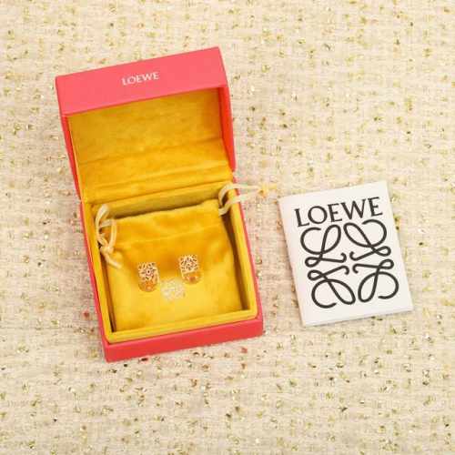 204164 我们出品 Zp4030，量大咨询客服 Loewe菱形耳钉 第一眼看到立马就喜欢上了L0Ewe 罗意威 Anagram缠丝立体吊耳钉。以及一个带有L