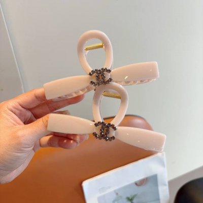 配包装 Chanel 香奈儿 新款时尚抓夹 发夹，女神必备单品，非常百搭，戴上它满满的高大上。