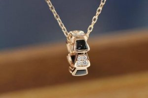 国庆出游季 宝格丽 Bvlgari 玫瑰金黑玛瑙蛇形 锁骨项链 925纯打银造、镀18K金，精红镶玛瑙、黑玛瑙、孔雀石、白贝，高碳钻，如蜒蜿曲折的蛇灵般盘在绕链