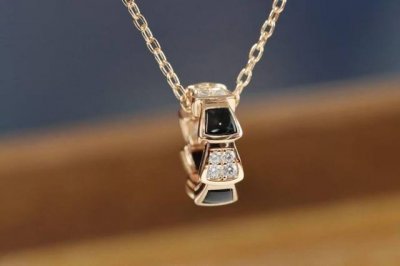 国庆出游季 宝格丽 Bvlgari 玫瑰金黑玛瑙蛇形 锁骨项链 925纯打银造、镀18K金，精红镶玛瑙、黑玛瑙、孔雀石、白贝，高碳钻，如蜒蜿曲折的蛇灵般盘在绕链