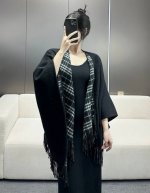 Burberry经典英伦格双面斗篷披肩，超级好看，这批原单全包.本来订制出口单.但是不明原因被扣留，Qc并于透露滞留原因介绍这款Ab面效果很难织造预计专柜售W+