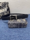 特P190 35 毫米海军蓝色粒面牛皮革 编号: 4333Rutam_H56E。 这款腰带采用海军蓝色粒面牛皮革精心制作，饰以复古银色饰面黄铜针扣，彰显优雅时尚