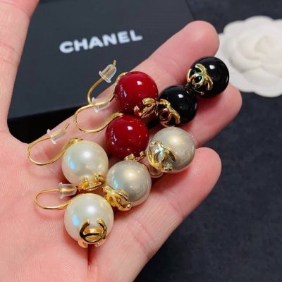 新款Chanel 小香双C小号简约新年红车厘子色、灰色、黑色、白色珍珠耳钉耳钩这款耳环真的超级美看着设计简单但是佩戴效果好看到爆就连我这种小耳垂的也很Ok Z批