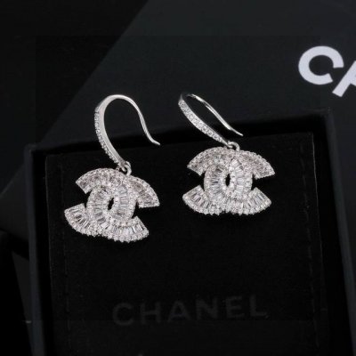 Chanel香奈儿耳钉 耳环热销款 市面最高版本 专柜1:1款式开模 925纯银针 专柜原版同亚金材质 小香经典Logo香奈儿耳吊 女神必备 超级显瘦耳钉