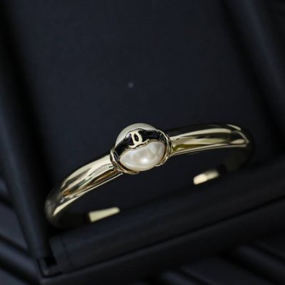 chanel 黑白复古系列熊猫配色 Chanel复古黑白珐琅双C纽扣金色手镯 简简单单的黑白珐琅小纽扣设计甜妹辣妹都可好看