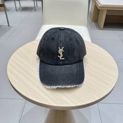 Ysl圣罗兰 蕾丝边棒球帽 韩系风 一款简单休闲风的棒球帽 是牛仔的款式 减龄百搭 适配度很高！ 简单随性~ 字母刺绣部分也很精细 出街拍照拗造型非常加分~ 男