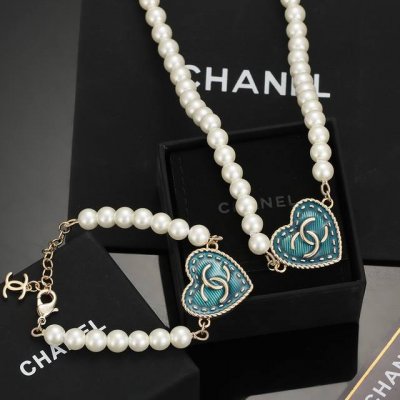 手链 项链 Chanel 香奈儿新款双C心桃复古旧蓝色珍珠 手链项链 这款随意搭配都是非常好看百搭时尚单品 日常款 很修饰脸型 很上档次的 很优雅气质